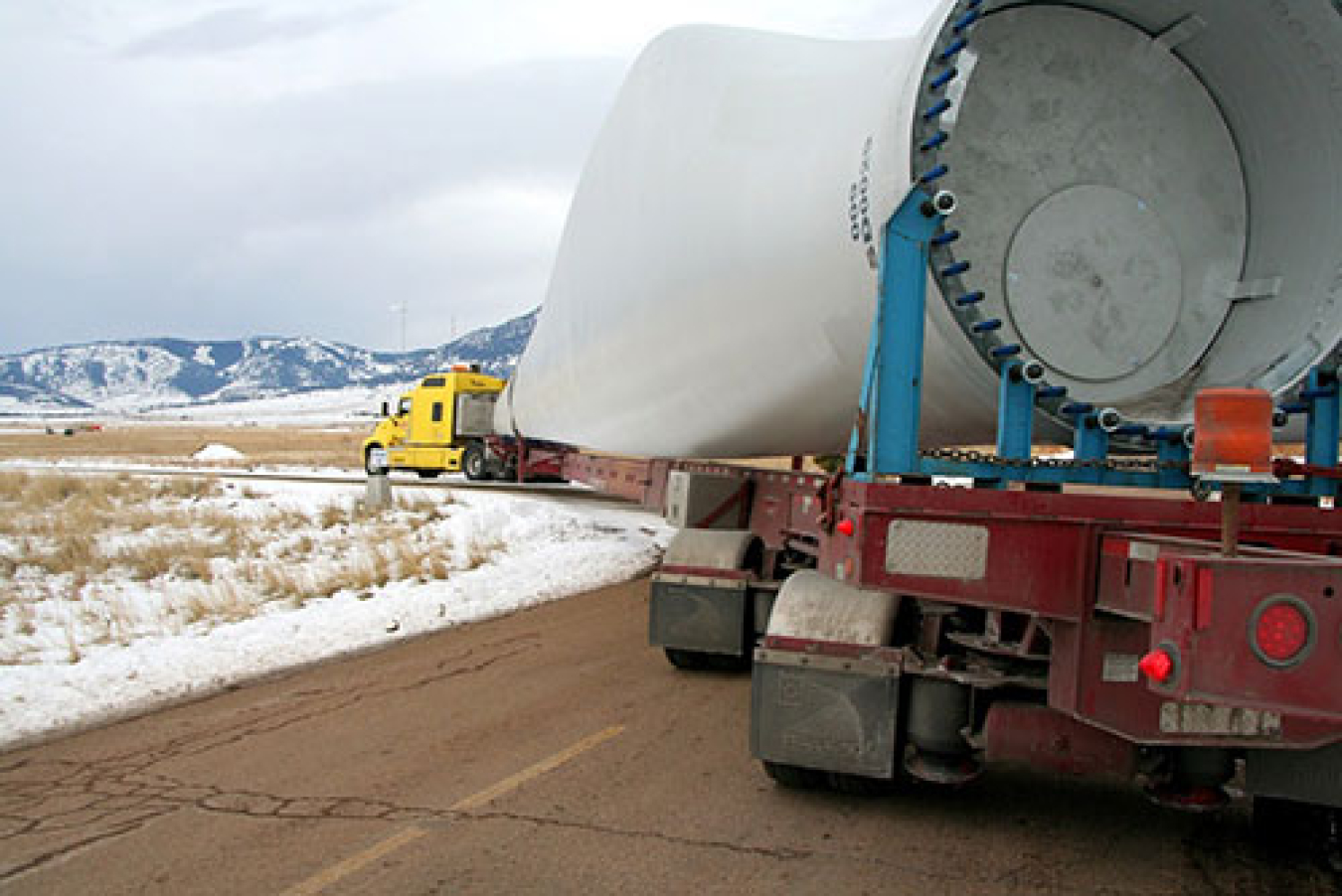 wind_turbine_blade_on_truck.jpg