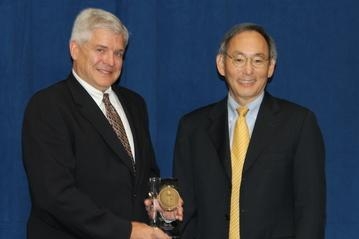 EM’s Richland Operations Office Lead General Engineer Thomas K. Teynor received an Excellence Award Thursday. He is pictured here with Secretary Chu, right. EM’s Richland Operations Office Lead General Engineer Thomas K. Teynor received an Excellence Award Thursday. He is pictured here with Secretary Chu, right.