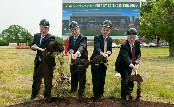 Senator Richard Durbin, University of Chicago President Robert Zimmer, Secretary Chu, and Argonne Director Eric Isaacs break ground for the new Energy Sciences Building. | Photo Courtesy of Argonne National Laboratory