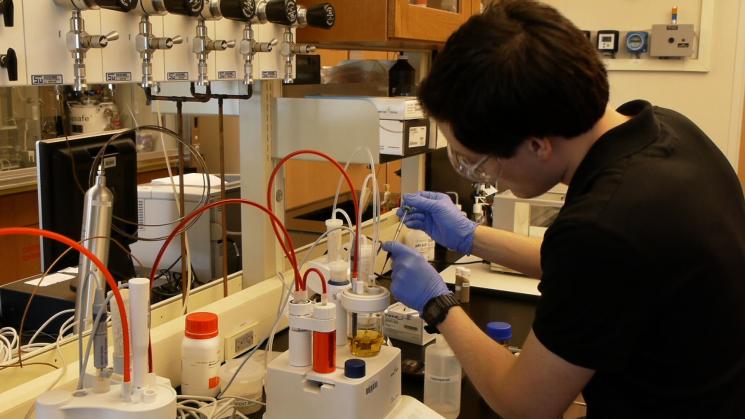 Jonathan Peters, a researcher at RTI International (an ARPA-E awardee), characterizes the water content of a bio-oil sample. | Courtesy of RTI International. Jonathan Peters, a researcher at RTI International (an ARPA-E awardee), characterizes the water content of a bio-oil sample. | Courtesy of RTI International.
