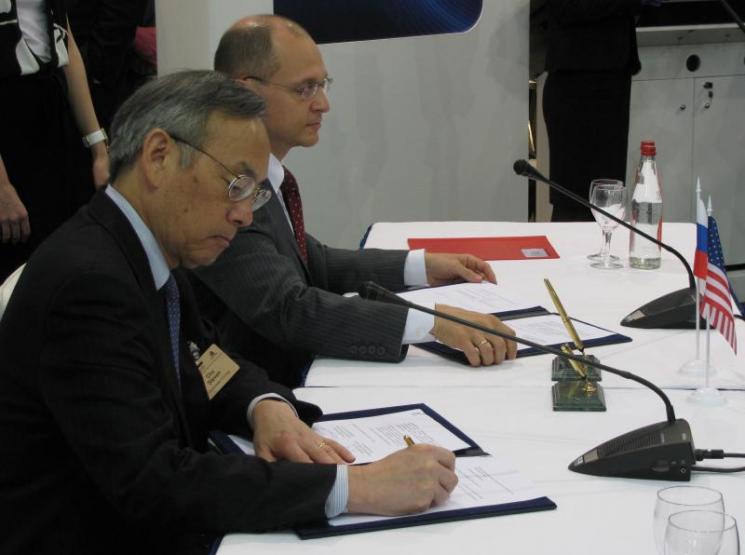 Secretary Chu and Rosatom General Director Sergey Kiriyenko sigh the U.S.-Russia joint nuclear cooperation agreement. | Courtesy of Dan Leistikow