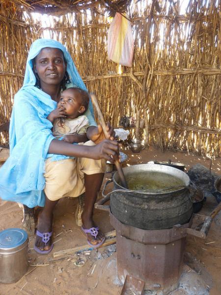  Darfuri woman using a Berkeley-Darfur cookstove | Courtesy of darfurstoves.org