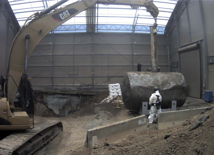 Tank W-1A, a 4,000-gallon contaminated tank buried in Oak Ridge National Laboratory’s central campus, was removed from the site in January. Tank W-1A, a 4,000-gallon contaminated tank buried in Oak Ridge National Laboratory’s central campus, was removed from the site in January.