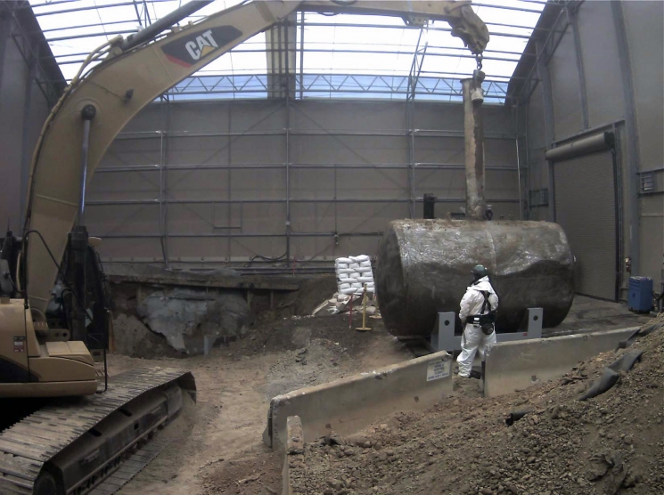 Workers remove the 4,000-gallon Tank W-1A, which was ORNL’s greatest source of groundwater contamination. Workers remove the 4,000-gallon Tank W-1A, which was ORNL’s greatest source of groundwater contamination.