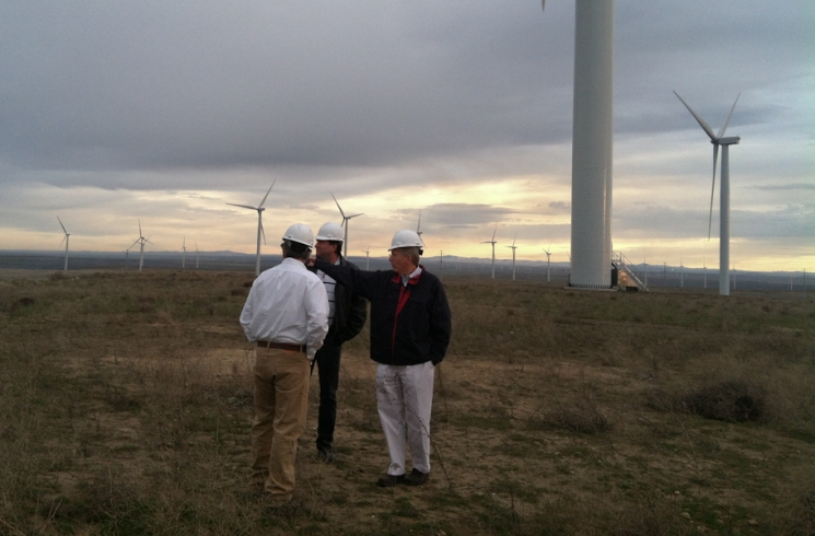 The Deputy Secretary tours Oregon’s Caithness Shepherds Flat wind farm, which is able to create up to 845 megawatts of emission-free wind power (enough electricity to power nearly 260,000 homes). The Deputy Secretary tours Oregon’s Caithness Shepherds Flat wind farm, which is able to create up to 845 megawatts of emission-free wind power (enough electricity to power nearly 260,000 homes).