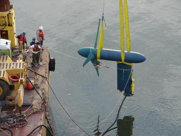 Free Flow System turbine being installed in East River, New York, NY (Dec 2006). | Image Credit: Kris Unger/Verdant Power, Inc.