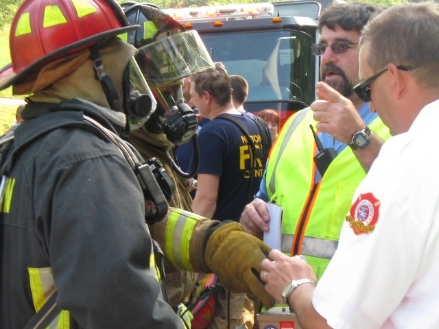 The on-scene incident commander briefs a responder during an April 17 WIPP transportation exercise in Georgia.
