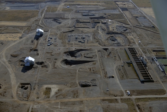 An aerial view of Hanford’s D Area shows the D Reactor (lower left) and DR Reactor. Workers are digging 85 feet to groundwater at two sites there to remove chromium contamination. An aerial view of Hanford’s D Area shows the D Reactor (lower left) and DR Reactor. Workers are digging 85 feet to groundwater at two sites there to remove chromium contamination.