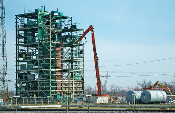 An ultra-high-reach demolition machine — similar to equipment used to demolish Yankee Stadium — cuts into upper portions of the building’s last standing section late last month. An ultra-high-reach demolition machine — similar to equipment used to demolish Yankee Stadium — cuts into upper portions of the building’s last standing section late last month.