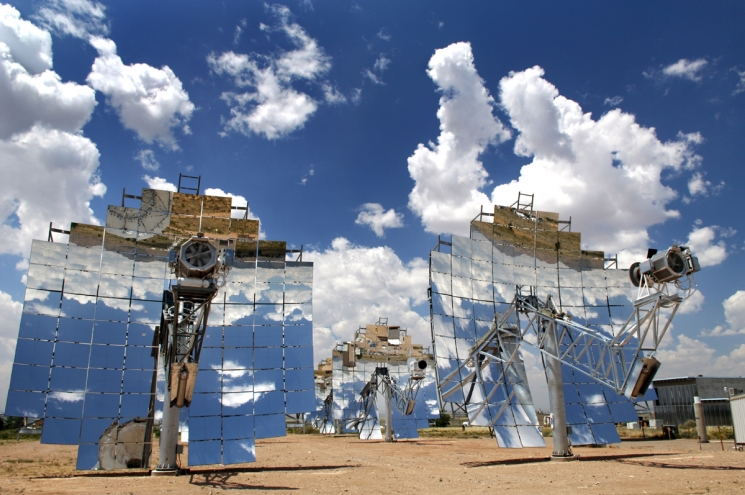 A concentrating solar power system in Albuquerque, New Mexico. | Photo by Randy Montoya/Sandia National Laboratory. 