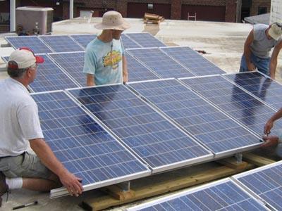 Community members install the New Bohemia solar project in 2005 in Cedar Rapids, Iowa. | Photo courtesy of Rich Dana Community members install the New Bohemia solar project in 2005 in Cedar Rapids, Iowa. | Photo courtesy of Rich Dana