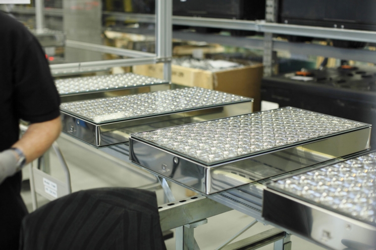 Soitec's concentrating photovoltaic modules use Fresnel lenses to concentrate sunlight 500 times and focus it onto small, high-efficiency solar cells. | Photo by Matthias Heyde, Fraunhofer Institute. Soitec's concentrating photovoltaic modules use Fresnel lenses to concentrate sunlight 500 times and focus it onto small, high-efficiency solar cells. | Photo by Matthias Heyde, Fraunhofer Institute.