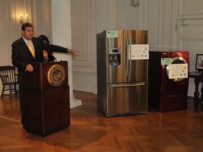 West Virginia Governor Joe Manchin announces the Energy Efficient Rebate Program in June. The state received $1.7 million in Recovery Act funding to encourage residents to purchase ENERGY STAR appliances. | Photo courtesy of WVDEP West Virginia Governor Joe Manchin announces the Energy Efficient Rebate Program in June. The state received $1.7 million in Recovery Act funding to encourage residents to purchase ENERGY STAR appliances. | Photo courtesy of WVDEP