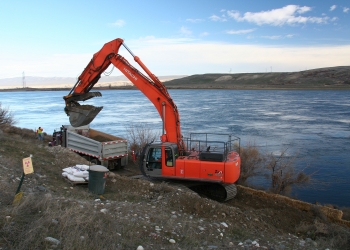An excavator scoops out a section of river outfall pipeline at an F Area waste site. The pipeline was used to discharge effluent into the Columbia River. An excavator scoops out a section of river outfall pipeline at an F Area waste site. The pipeline was used to discharge effluent into the Columbia River.