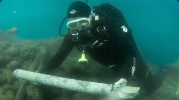 Chris Brandon of the ROMACONS project collects a sample of ancient Roman concrete drilled from a breakwater in Pozzuoli Bay, near Naples, Italy. The breakwater dates back to roughly 37 B.C. | Photo courtesy of J.P. Oleson. Chris Brandon of the ROMACONS project collects a sample of ancient Roman concrete drilled from a breakwater in Pozzuoli Bay, near Naples, Italy. The breakwater dates back to roughly 37 B.C. | Photo courtesy of J.P. Oleson.