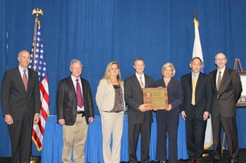 EM employees were part of the Uranium-233 (U-233) Disposition Alternatives Analysis team. Members of the team are pictured here with Secretary Chu, second from right, after receiving an Achievement Award Thursday. EM employees were part of the Uranium-233 (U-233) Disposition Alternatives Analysis team. Members of the team are pictured here with Secretary Chu, second from right, after receiving an Achievement Award Thursday.