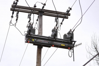 EPBâs $226 million Smart Grid Investment Grant project, part of the Energy Department's Recovery Act funding has allowed upgrades on its distribution system and the installation of âsmartâ switches and sensor equipment for 164 distribution circuits as well as the deployment of approximately 1500 smart switches system-wide. Thanks to these smart grid technologies, EPB saved thousands of hours of outage time for their consumers. | DoE photo EPBâs $226 million Smart Grid Investment Grant project, part of the Energy Department's Recovery Act funding has allowed upgrades on its distribution system and the installation of âsmartâ switches and sensor equipment for 164 distribution circuits as well as the deployment of approximately 1500 smart switches system-wide. Thanks to these smart grid technologies, EPB saved thousands of hours of outage time for their consumers. | DoE photo
