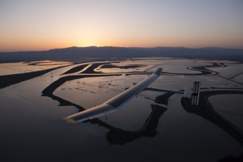 Solar Impulse's HB-SIA prototype is starting the crossing of America. First leg is Moffett Airfield at the Ames Research Center of NASA to Phoenix Sky Harbour Airport. Solar Impulse will fly across America in stages from San Francisco to Washington D.C. and New York City. | Photo by Fred Merz, Solar Impulse. Solar Impulse's HB-SIA prototype is starting the crossing of America. First leg is Moffett Airfield at the Ames Research Center of NASA to Phoenix Sky Harbour Airport. Solar Impulse will fly across America in stages from San Francisco to Washington D.C. and New York City. | Photo by Fred Merz, Solar Impulse.