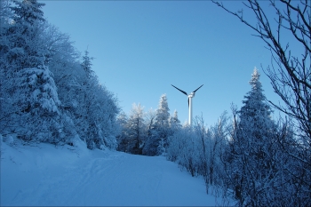 Small-Scale Distributed Wind: Northern Power Systems 100 kW turbine at the top of Burke Mountain in East Burke, Vermont. | Photo courtesy of Northern Power Systems. Small-Scale Distributed Wind: Northern Power Systems 100 kW turbine at the top of Burke Mountain in East Burke, Vermont. | Photo courtesy of Northern Power Systems.