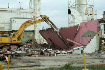 Heavy equipment demo
Heavy equipment demolishes the last part of the eastern third of the Feed Plant at the Paducah Site. Cleanup continues to prepare the remaining part of the complex, backgroundfor demolition later. Heavy equipment demo
Heavy equipment demolishes the last part of the eastern third of the Feed Plant at the Paducah Site. Cleanup continues to prepare the remaining part of the complex, backgroundfor demolition later.