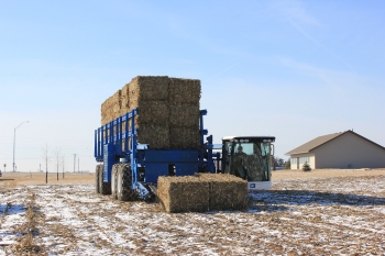 The bale picking truck follows the self-propelled baler, picking up and packaging the bales into packs before transferring them to an attached flatbed. | Photo courtesy of Antares Group.
The bale picking truck follows the self-propelled baler, picking up and packaging the bales into packs before transferring them to an attached flatbed. | Photo courtesy of Antares Group.