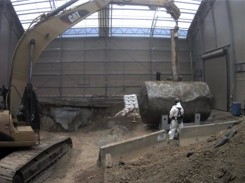 Workers remove the 4,000-gallon Tank W-1A, which was ORNLâs greatest source of groundwater contamination. Workers remove the 4,000-gallon Tank W-1A, which was ORNLâs greatest source of groundwater contamination.