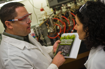 ARPA-E Program Director Dr. Ramon Gonzalez focuses on using microorganisms to convert natural gas into liquid fuel. | Photo courtesy of Jeff Fitlow, Rice University. ARPA-E Program Director Dr. Ramon Gonzalez focuses on using microorganisms to convert natural gas into liquid fuel. | Photo courtesy of Jeff Fitlow, Rice University.