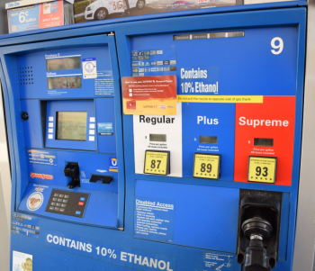 The âContains 10% ethanolâ label means that ethanol has been blended into the petroleum gasolineâ10% ethanol and 90% petroleum gasoline. The âContains 10% ethanolâ label means that ethanol has been blended into the petroleum gasolineâ10% ethanol and 90% petroleum gasoline.