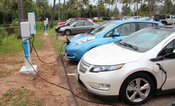 Plug-in vehicles using electric vehicle supply equipment (EVSE) in Oahu, Hawaii. | Photo by Better Place, NREL 22255 Plug-in vehicles using electric vehicle supply equipment (EVSE) in Oahu, Hawaii. | Photo by Better Place, NREL 22255