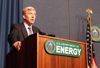 Deputy Secretary Daniel Poneman talks to participants in EM's Contract and Project Management Workshop this week. Deputy Secretary Daniel Poneman talks to participants in EM's Contract and Project Management Workshop this week.