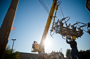 A crew from Electric Power Board (EPB) of Chattanooga, TN, install an S&C IntelliRupter PulseCloser on its distribution network. EPB is installing more than 1,000 of the smart switches which can detect customer outages remotely, isolate damaged sections of the power lines and quickly restore power to customers. | Photo courtesy of EPB Chattanooga
A crew from Electric Power Board (EPB) of Chattanooga, TN, install an S&C IntelliRupter PulseCloser on its distribution network. EPB is installing more than 1,000 of the smart switches which can detect customer outages remotely, isolate damaged sections of the power lines and quickly restore power to customers. | Photo courtesy of EPB Chattanooga