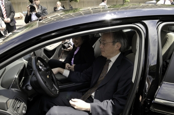 Secretary Steven Chu and CEQ Chair Nancy Sutley testing a Chevy Volt | Photo: Dept of Energy Secretary Steven Chu and CEQ Chair Nancy Sutley testing a Chevy Volt | Photo: Dept of Energy