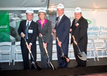 Randy Turk, Elyria Site Manager; Rep. Betty Sutton (OH); Frank Bozich, President Catalysts, BASF and Patrick Davis, DOE Program Manager participate in groundbreaking ceremony for BASF battery materials plant in Elyria, Ohio | Photo Courtesy of Nat Clymer Photography, LLC | Randy Turk, Elyria Site Manager; Rep. Betty Sutton (OH); Frank Bozich, President Catalysts, BASF and Patrick Davis, DOE Program Manager participate in groundbreaking ceremony for BASF battery materials plant in Elyria, Ohio | Photo Courtesy of Nat Clymer Photography, LLC |