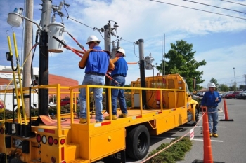 Participants in Safety Fest Tennessee receive a hands-on demonstration about electrical safety. Participants in Safety Fest Tennessee receive a hands-on demonstration about electrical safety.