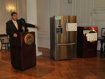West Virginia Governor Joe Manchin announces the Energy Efficient Rebate Program in June. The state received $1.7 million in Recovery Act funding to encourage residents to purchase ENERGY STAR appliances. | Photo courtesy of WVDEP West Virginia Governor Joe Manchin announces the Energy Efficient Rebate Program in June. The state received $1.7 million in Recovery Act funding to encourage residents to purchase ENERGY STAR appliances. | Photo courtesy of WVDEP