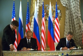 May 24, 2002: Bush and Putin sign agreement to reduce nuclear arsenal May 24, 2002: Bush and Putin sign agreement to reduce nuclear arsenal