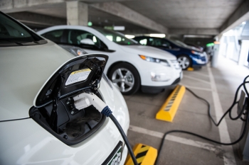 Vehicle Technologies Office: Plug-In Electric Vehicles and Batteries Vehicle Technologies Office: Plug-In Electric Vehicles and Batteries