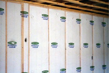 Blown-in fiberglass insulation thoroughly fills the stud cavities in this home. | Photo courtesy of Bob Hendron, NREL. Blown-in fiberglass insulation thoroughly fills the stud cavities in this home. | Photo courtesy of Bob Hendron, NREL.