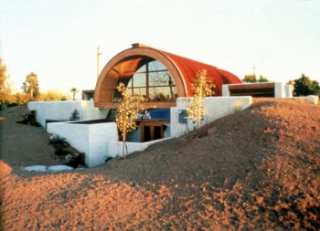 This house in Tempe, Arizona, uses earth-sheltered construction methods to help decrease cooling costs. | Photo by Pamm McFadden
This house in Tempe, Arizona, uses earth-sheltered construction methods to help decrease cooling costs. | Photo by Pamm McFadden