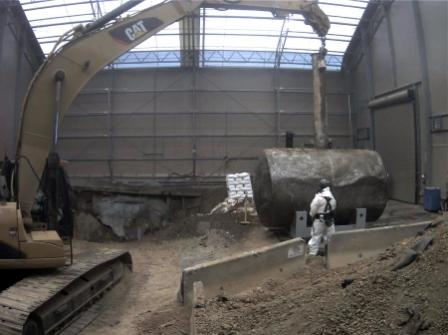 Workers remove the 4,000-gallon Tank W-1A, which was ORNL’s greatest source of groundwater contamination. Workers remove the 4,000-gallon Tank W-1A, which was ORNL’s greatest source of groundwater contamination.