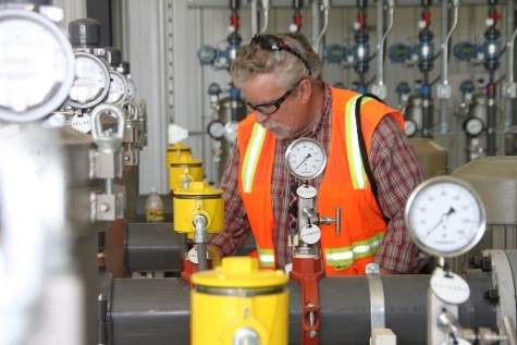 Hanford 100-HX facility
Joe Guyette, Quality Assurance, inspects equipment ready for operations to begin in the 100-HX groundwater treatment facility.
Hanford 100-HX facility
Joe Guyette, Quality Assurance, inspects equipment ready for operations to begin in the 100-HX groundwater treatment facility.